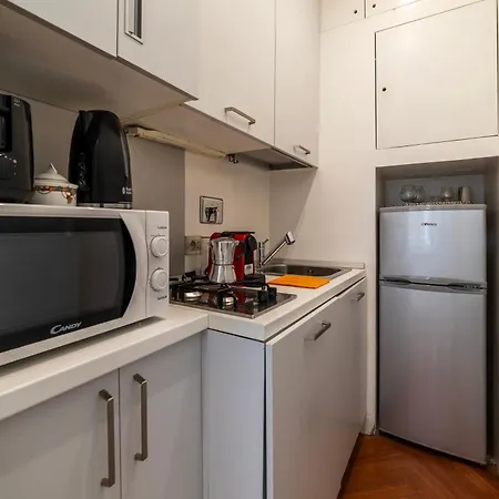 Apartment Frezza 39b - Fromehometorome Rom